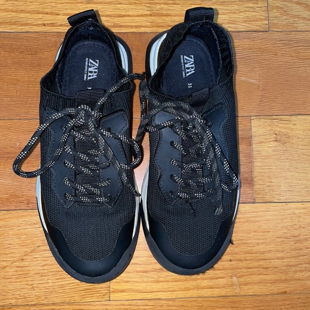 Little kids sock sneaker with laces.